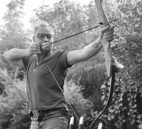 Thomas Lücke spannt den Bogen im Garten