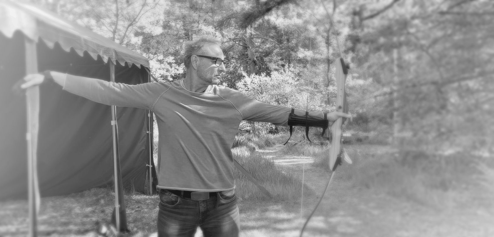 Thomas Lücke spannt den Bogen im Wald