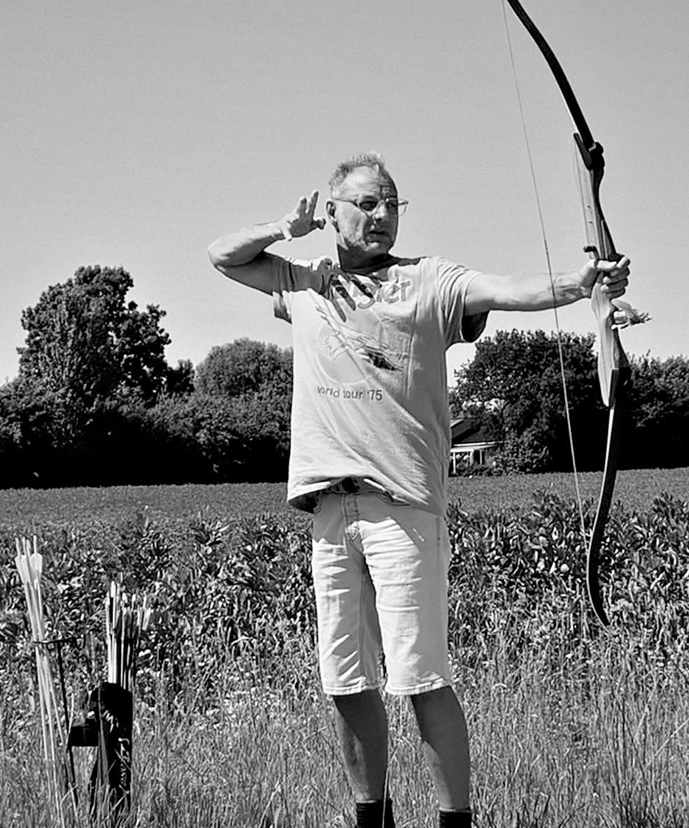 Thomas Lücke beim meditativen Bogenschießen am Feldrand