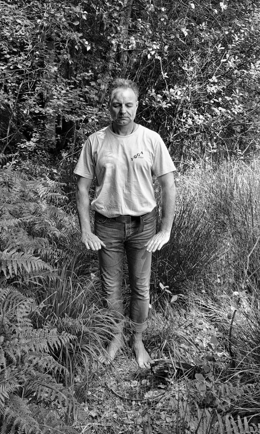 Thomas Lücke mit gefalteten Händen im Wald
