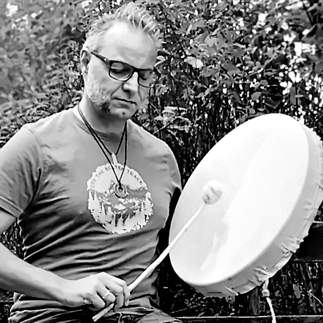 Thomas Lücke spielt eine Rahmentrommel