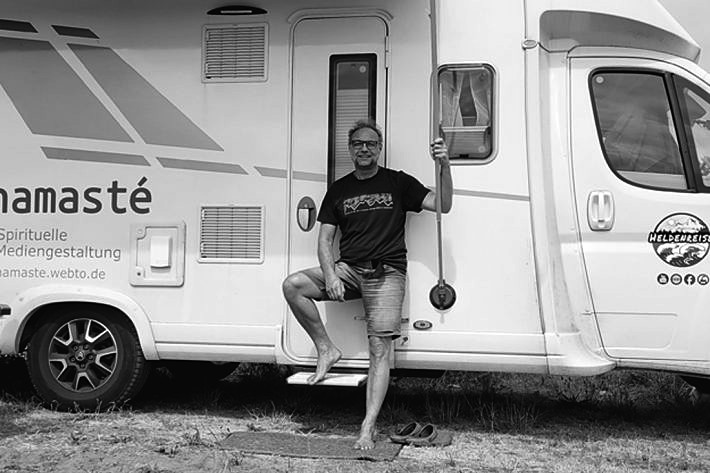 Thomas Lücke vor seinem Wohnmobil